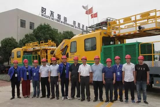 <b>中國智造！中國首臺小曲線半徑通過能力新能源軌道綜合作業車下線</b>